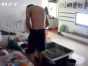 饥渴夫妇毫无顾忌客厅狂干 儿子喊老爸接电话