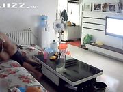 饥渴夫妇毫无顾忌客厅狂干 儿子喊老爸接电话