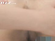 三个极品嫩妹拿着自慰棒疯狂互怼 淫水流了一地