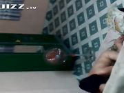 半夜趴透气窗台偷窥邻居小两口过性生活 嫂子的皮肤白皙奶子够大很是让人羡慕