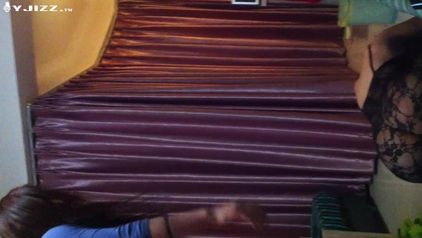 有被虐情节的富姐高价雇女主夫妻把自己扮成保姆给女主舔屁眼给男主吃鸡巴滴蜡虐阴