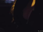 黑人大战花臂纹身妹子性感牛仔裤大黑屌后入暴插