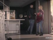 和朋友一起双屌同入自己的女友