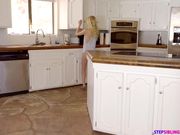 弟弟偷窥姐姐打飞机被姐姐发现并帮他解决生理需求