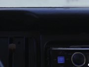 把路边美女带到野外车震的货车司机