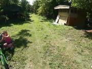 骑车到户外树林里打野炮的大屁股少妇