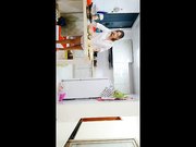 剧情演绎小姨子看见姐姐啪啪 厨房勾引姐夫后入3个人一起玩1