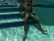 水下做爱 (2) 白富美水池大战黑吊 最后胜利属于谁？