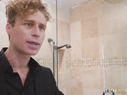 老公刚出门骚妇就约情人到家里来，结果被老公抓奸在浴缸，刺激