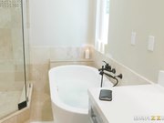 老公刚出门骚妇就约情人到家里来，结果被老公抓奸在浴缸，刺激