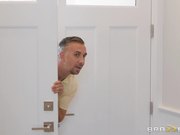 老公刚出门骚妇就约情人到家里来，结果被老公抓奸在浴缸，刺激