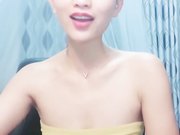 妹子手指扣逼秀 逼逼无毛三根手指插入出白浆