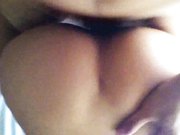 炮友玩着手机撅着屁股让我怼了一炮