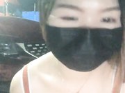 墨镜妹子深夜马路边双人啪啪 引擎盖上抱着操后入猛干深夜娇喘