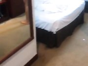 国人小哥找来2个越南妹子宾馆玩直播