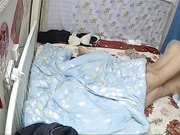 大胸美女被老公边操边玩手机 突然拿个超大电动鸡巴插的大叫