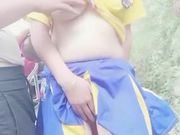 女主播穿足球服電瓶車上野戰還能爬樹上尿尿1