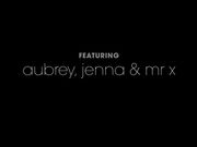 两个漂亮小姐姐争相吞吐鸡鸡玩弄揉捏挡不住高潮要射