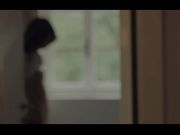 身材高挑性感年轻美少女早起喝杯牛奶在与男友来一发