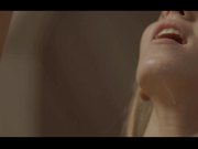 身材高挑性感年轻美少女早起喝杯牛奶在与男友来一发