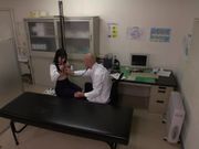 女学生搓揉敏感乳头性骚扰身体检查