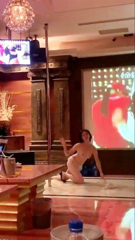 去KTV玩看模特跳脱衣钢管舞长得像思聪的背心哥真幸运