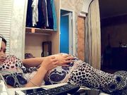 美女白领趁男友出差下班约男同事家中偷情