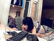 美女白领趁男友出差下班约男同事家中偷情