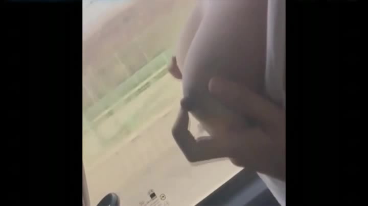 在公交车上小美女在后座摸乳呻吟