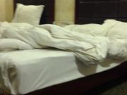 出差和单位已婚女同事酒店开房偷情颜射舔干净鸡巴