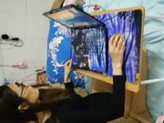 朋友家串门时趁朋友不在勾引正在玩电脑的漂亮小嫂子