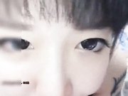 瞳孔大美女首次手机直播操逼内射