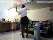 猪哥家中喝女友玩性虐 鸡巴让美女的高跟越踢越硬表情搞笑