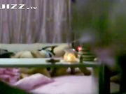 某私人会所炮房洞中偷窥很会玩的嫖客换着制服玩