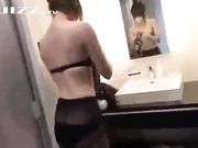 直播用舌头和按摩棒把女友玩到高潮