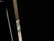 偷拍邻家身材极好的美女洗澡换衣服