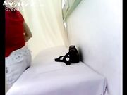 小诊所妇科检查 老医生在红衣美眉逼逼附近乱抠