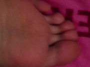 在亲戚家寄宿 半夜摸到表妹的房间捏捏她的小乳头