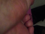 在亲戚家寄宿 半夜摸到表妹的房间捏捏她的小乳头