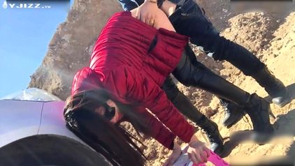 和皮裤女友把车开到郊外露天打炮