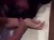 场面震撼闺蜜和老公宾馆滚床单被堵 男的拼死护情人有点让人感动