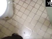 和刚下班的银行小白领在洗手间一边打电话一边操逼