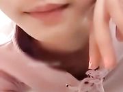 漂亮妹子在商场烟酒专柜一边卖东西一边直播福利