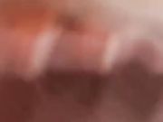 漂亮妹子在商场烟酒专柜一边卖东西一边直播福利