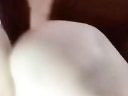 漂亮妹子在商场烟酒专柜一边卖东西一边直播福利