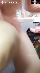 漂亮妹子在商场烟酒专柜一边卖东西一边直播福利