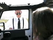 飙车妹子被交警带走 审讯室3P狂操