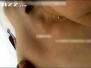 酒店浴缸大战97年大二小骚货 整个水缸里弥漫着爱液的味道