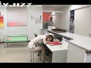 睡着的夜班柜台美女护士 被两个病人前后夹击