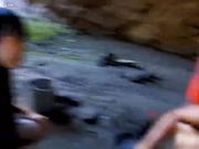 初次体验原始人生活 打野战吃野菜